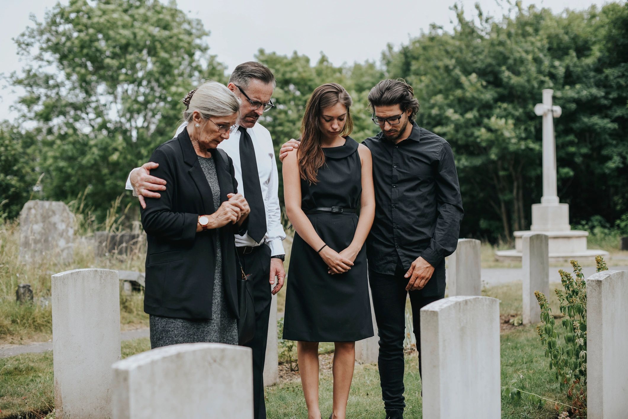 minister comforting family gravesite memorial service